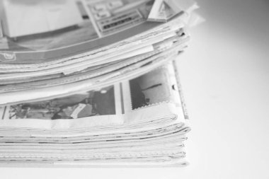 Taze sabah gazeteleri ofisindeki masanın üzerine yığını. Son mali ve iş Haberler günlük gazetede. Sayfaları bilgiler (başlıkları, makaleler, fotoğraflar, metin). Katlanmış ve yığılmış günlükleri  