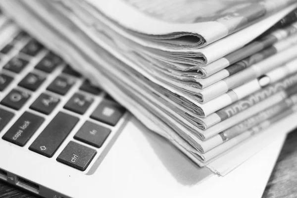 Newspapers Laptop Pile Daily Papers News Computer Pages Headlines Articles — Stock Photo, Image