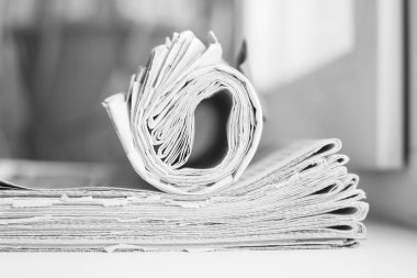 Gazeteler katlanmış ve haddelenmiş, yan görünüm