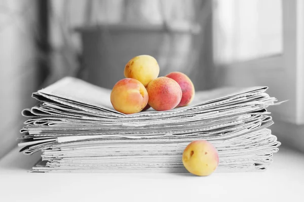 Pilha Jornais Damascos Revistas Diárias Com Manchetes Artigos Frutas Frescas — Fotografia de Stock