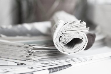 Yığın ve sayfa başlıkları ve makaleler, üstten görünüm ile başlayıp büyüğe Gazeteler katlanmış      