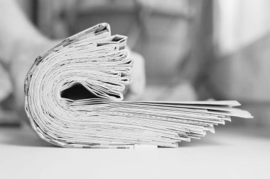 Taze sabah gazeteleri ofisindeki masanın üzerine yığını. Son mali ve iş Haberler günlük gazetede. Sayfaları bilgiler (başlıkları, makaleler, fotoğraflar, metin). Katlanmış ve yığılmış günlükleri 