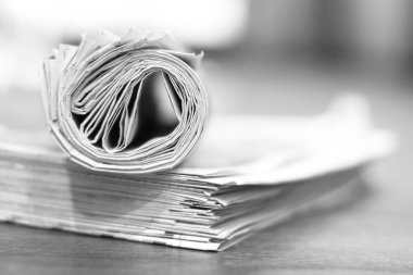 Taze sabah gazeteleri ofisindeki masanın üzerine yığını. Son mali ve iş Haberler günlük gazetede. Sayfaları bilgiler (başlıkları, makaleler, fotoğraflar, metin). Katlanmış ve yığılmış günlükleri 