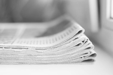 Taze sabah gazeteleri ofisindeki masanın üzerine yığını. Son mali ve iş Haberler günlük gazetede. Sayfaları bilgiler (başlıkları, makaleler, fotoğraflar, metin). Katlanmış ve yığılmış günlükleri 