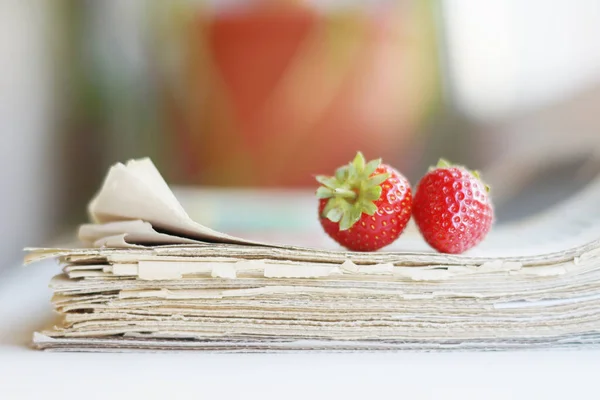 Stack Newspapers Strawberries Daily Journals Headlines Articles Fresh Fruits Concept — Stock Photo, Image