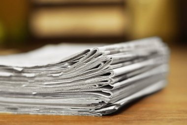 Taze sabah gazeteleri ofisindeki masanın üzerine yığını. Son mali ve iş Haberler günlük gazetede. Sayfaları bilgiler (başlıkları, makaleler, fotoğraflar, metin). Katlanmış ve yığılmış günlükleri   