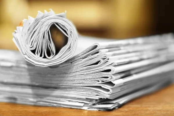 在办公室的桌子上一堆新鲜的晨报 每日报纸上最新的财经和商业新闻 带有信息的页面 折叠和堆叠日志 — 图库照片