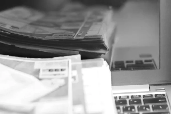 노트북입니다 컴퓨터 뉴스와 논문의 디바이스의 키패드 페이지 가제트와 종이에 — 스톡 사진