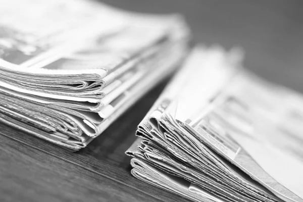 つの新聞の山 折り畳まれ 積み上げのニュースの日刊新聞 — ストック写真