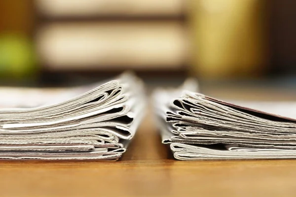 Dos Montones Periódicos Papeles Diarios Con Noticias Plegadas Apiladas —  Fotos de Stock