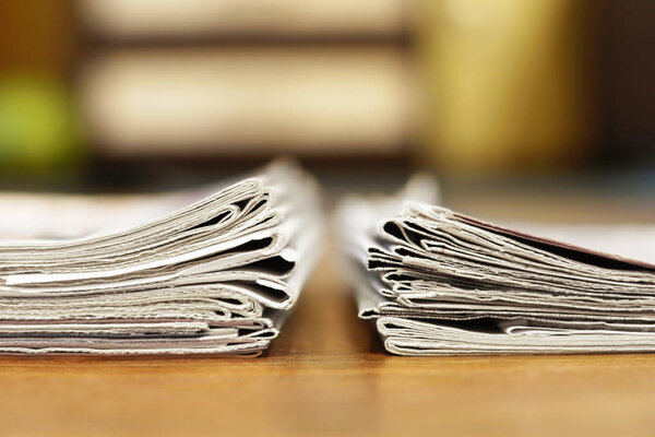 Две груды газет. Ежедневные газеты с новостями сложены и сложены
        