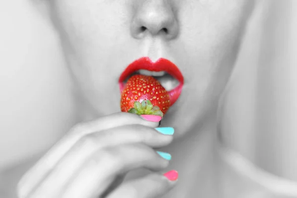 Sexy Young Woman Freckles Bright Red Lips Eating Juicy Strawberry — Stock Photo, Image