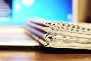 Gazeteler ve bilgisayar. Katlanmış ve haddelenmiş gazete ve dergi ve açık dizüstü bilgisayar. Kavramı farklı bilgi kaynakları - ekran elektronik aygıtı veya Tabloid kağıt sayfaları tarafından Haberler için