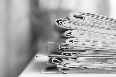 Lots-in yığın metin veya işareti için boş alan ile arka plan bulanık karşı yığılmış Gazeteler  