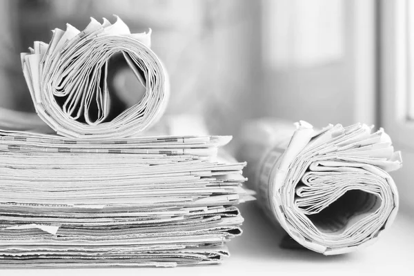 Gazeteler Haberler - katlanmış ve haddelenmiş, yan görünüm        