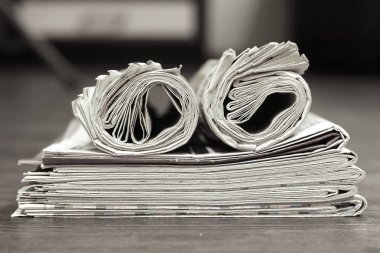 Gazeteler ve dergiler, iş kavramı yığın yan görünüm