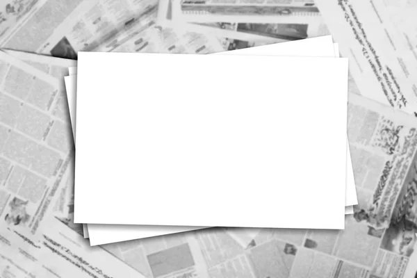 Muitos Jornais Antigos Superfície Horizontal Com Moldura Papel Branco Meio — Fotografia de Stock