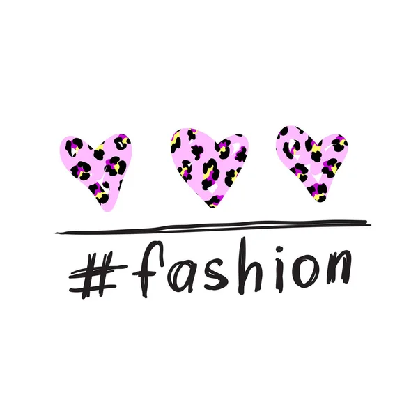 Camiseta estampada con etiqueta Moda y corazones de color rosa con textura de leopardo. Diseño de moda para camiseta . — Archivo Imágenes Vectoriales