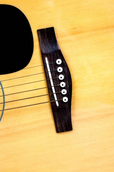 Detalhe Uma Guitarra Acústica Atrás Fundo Branco — Fotografia de Stock