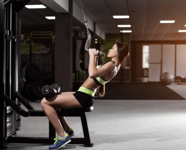 Simülatör kız onu geri sallıyor