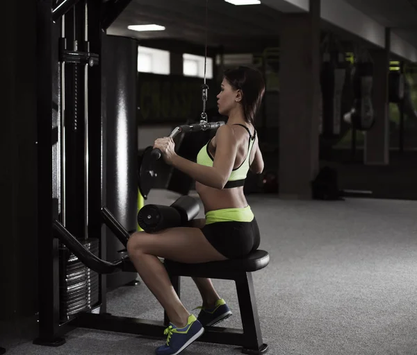 Simülatör kız onu geri sallıyor