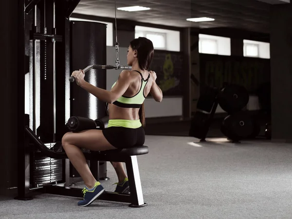 Simülatör kız onu geri sallıyor