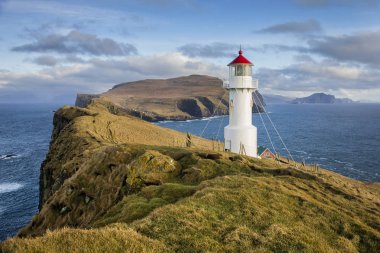 Holmur deniz feneri görünümünü Faroe Adaları Mykines Island üzerinde.