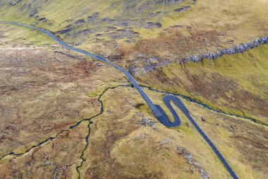 Faroe Adaları Funningur Köyü yakınındaki dağlarda bir yol ve havadan görünümü.