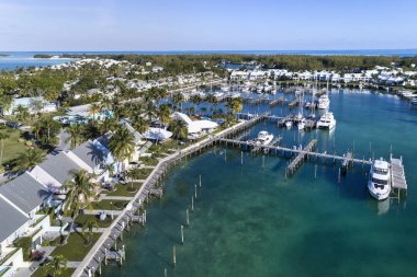 Treasure Cay Marina ve resort Abaco, Bahamalar adada havadan görünümü.