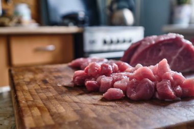 Bir kesme tahtası üzerinde kıyılmış domuz adet