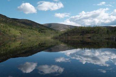 Alçak dağlarla çevrili göl