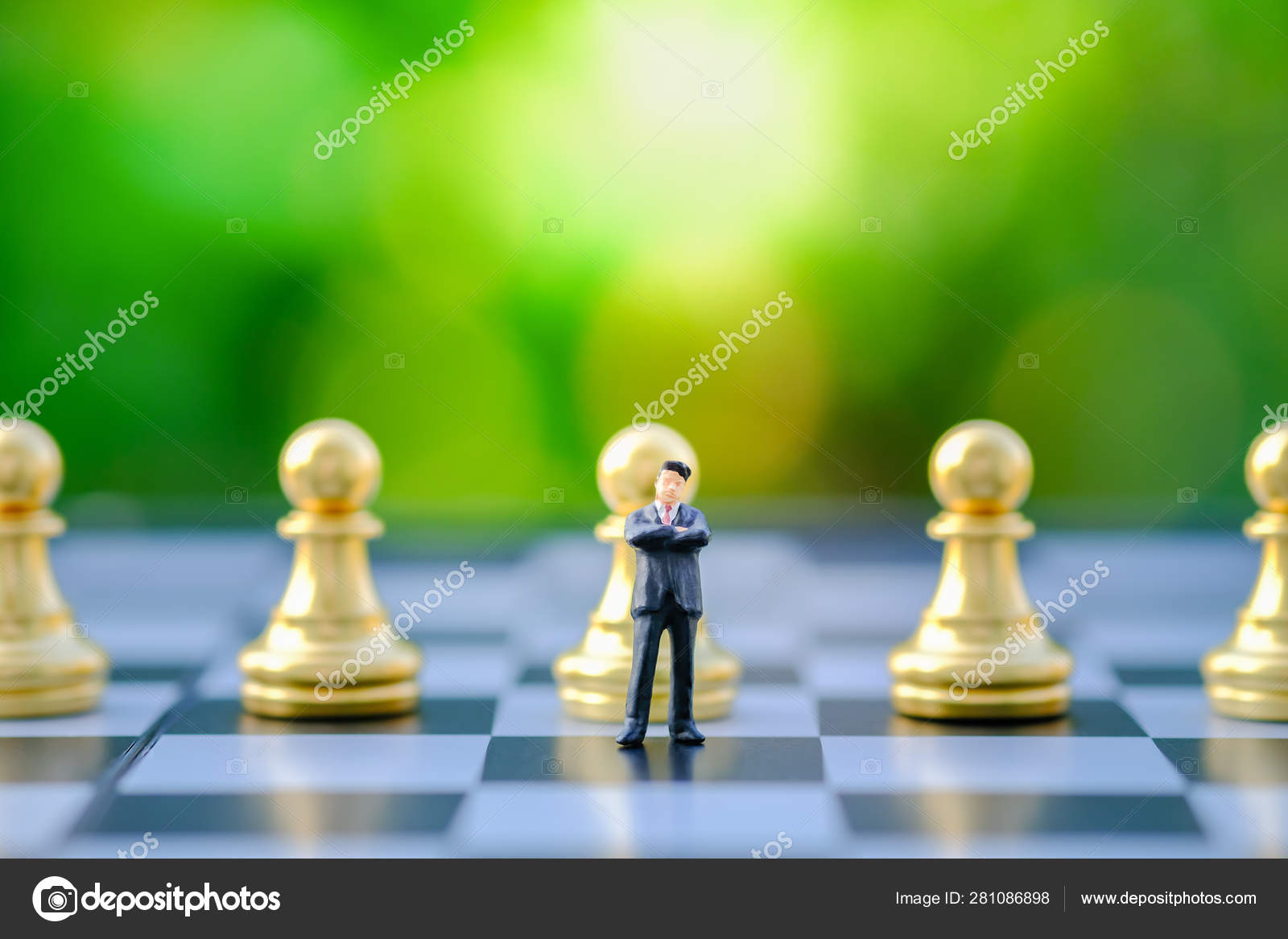 Xadrez dourado de rei e rainha em pé entre o xadrez caindo no tabuleiro