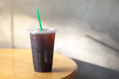 Ahşap t buzlu siyah kahve Americano plastik fincan götürün