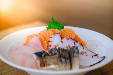 Yakın ham somon, dilimlenmiş çiğ balık , saba ve Tako (Ahtapot