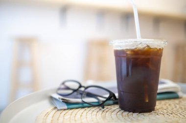 Yakın buzlu siyah kahve Americano plastik fincan götürmek