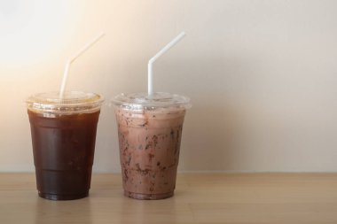 İki buzlu siyah kahve plastik fincan götürmek (Americano) ve c