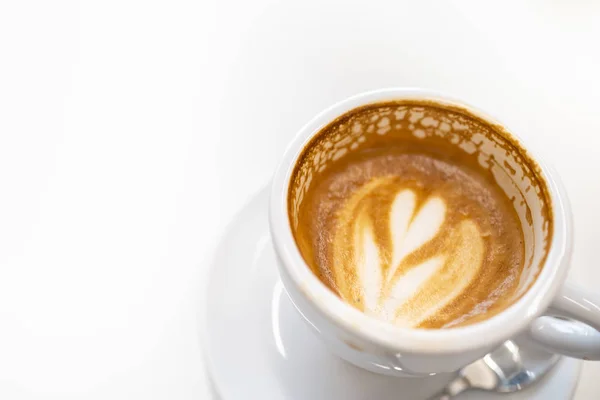 Κοντινό κομμάτι από βρώμικο λευκό φλιτζάνι ζεστό καφέ λάτε με σχήμα καρδιάς — Φωτογραφία Αρχείου