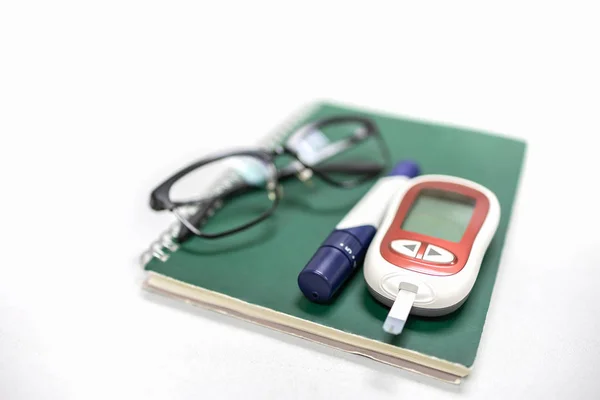 Nahaufnahme von Glukosemessgerät und Lanzette zur Kontrolle des Diabetes-Blutes — Stockfoto