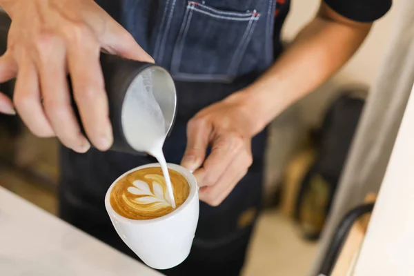 Barista el beyaz fincan içine stremed süt dökülen yakın 