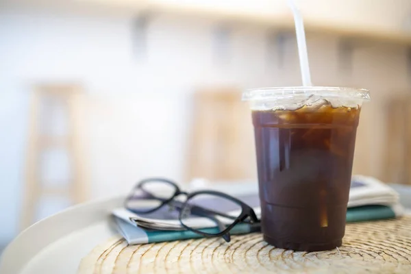 Gros plan de emporter tasse en plastique de café noir glacé Americano — Photo