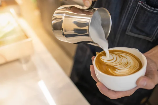 Barista el beyaz fincan içine stremed süt dökülen yakın 