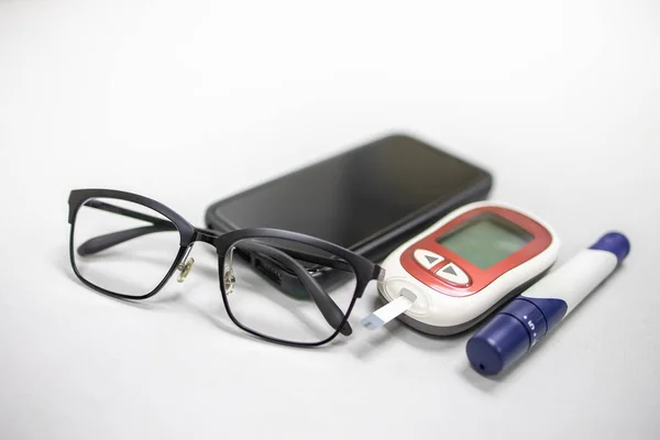 Közeli, a vércukorszint-mérő, a Lancet, az olvasó szemüveg és Smar — Stock Fotó