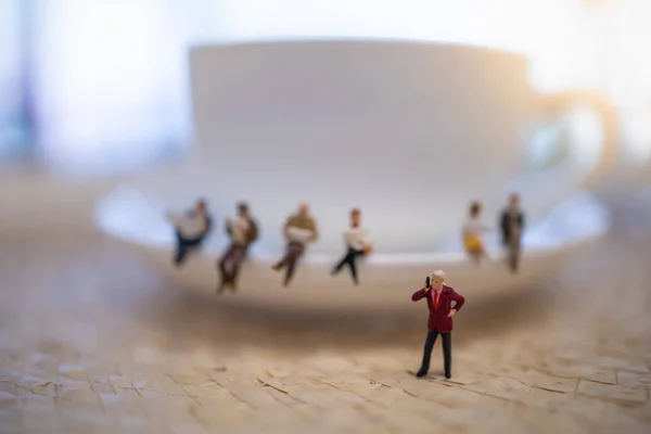 Primo piano di gruppo di uomo d'affari figura in miniatura in piedi e m — Foto Stock