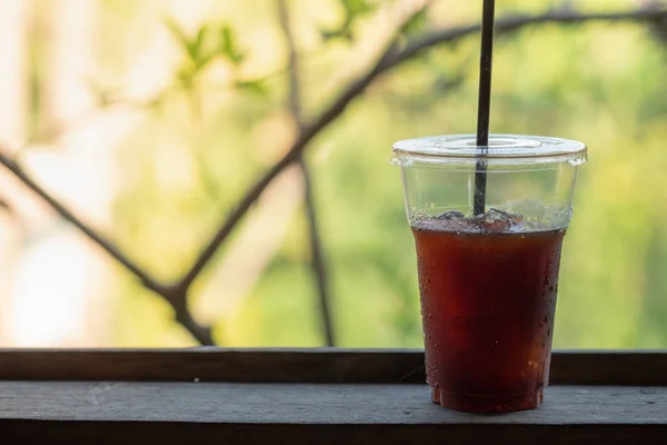 Gros plan de emporter tasse en plastique de café noir glacé (américain — Photo