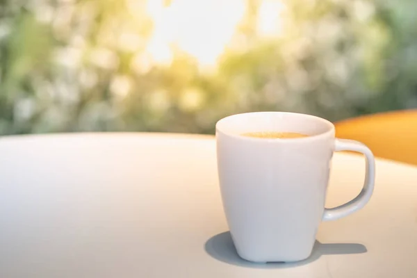 Κλείστε την κούπα του ζεστού καφέ στο τραπέζι με την πράσινη φύση BAC — Φωτογραφία Αρχείου