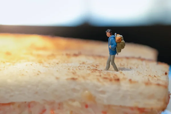 Food Travel Concept. Primo piano di viaggiatore figura in miniatura con — Foto Stock