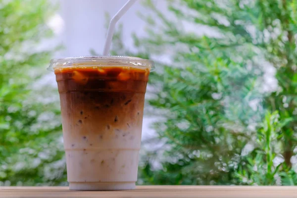 Gros plan de emporter tasse en plastique de café glacé latte sur bois — Photo