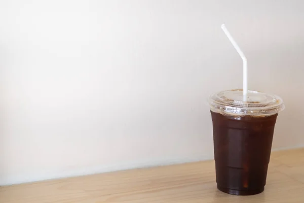 Закрыть пластиковую чашку черного кофе на вынос. — стоковое фото