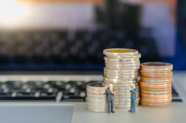 İş, Para, Finans ve Teknoloji Konsepti. İkiye yakın.