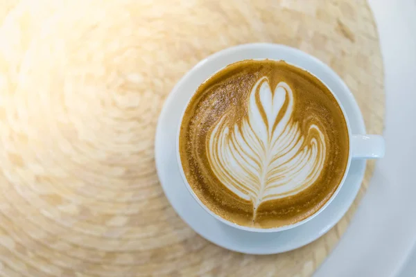 Vista superior de la taza blanca de café latte caliente con leche espuma corazón s — Foto de Stock